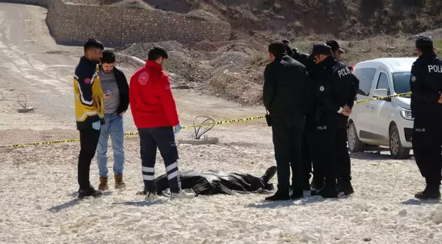 An elderly man was found dead by the roadside in Adıyaman.