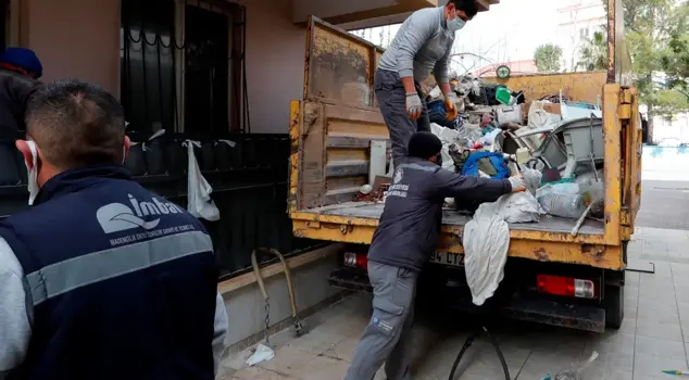 The house of the deceased retired teacher contained two truckloads of garbage.