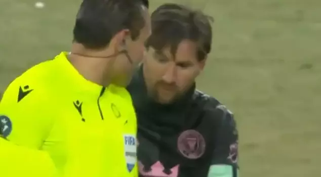 The referee who asked Messi for an autograph regretted his actions.