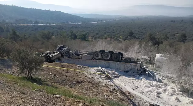 A truck overturned in Mersin: 2 people lost their lives.