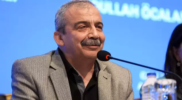 After the historic call, a striking detail! Sırrı Süreyya Önder shared Öcalan's note.