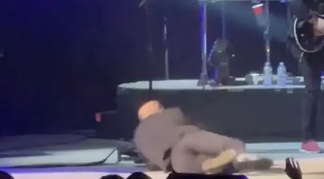 The famous singer fell to the ground after throwing the microphone to the fans on stage.