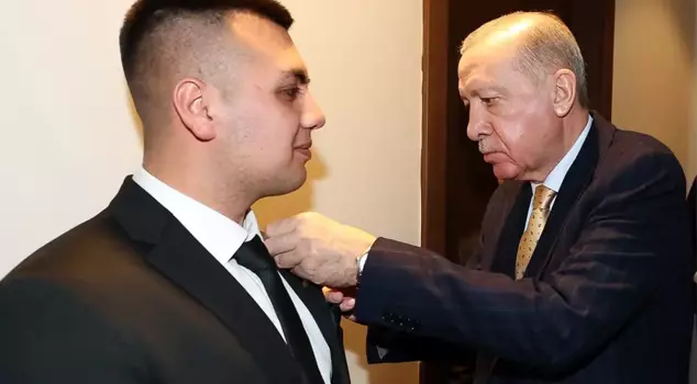 President Erdoğan pinned the badge on Recep Tayyip Erdoğan, who joined the AK Party.