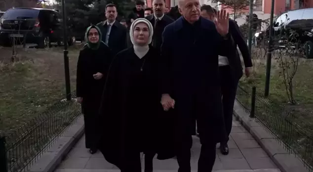 The Erdoğan couple went to iftar hand in hand.