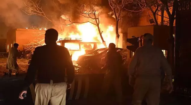 Suicide attack on military facility in Pakistan: 15 dead, 25 injured.