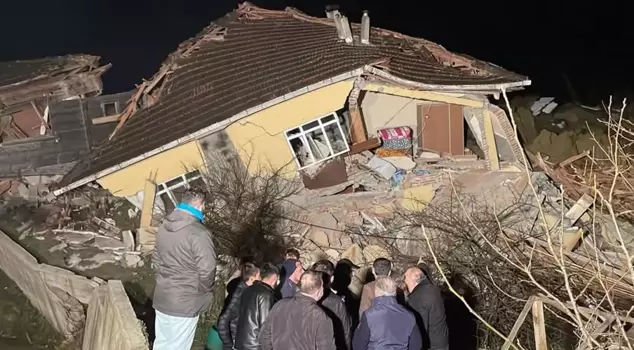 Landslide in Sinop! 2 houses collapsed, a couple was rescued from the rubble.