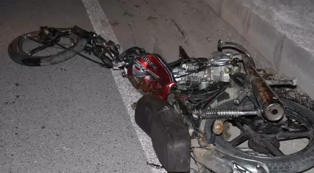 The motorcycle collided with a light commercial vehicle and was shattered: 2 dead.