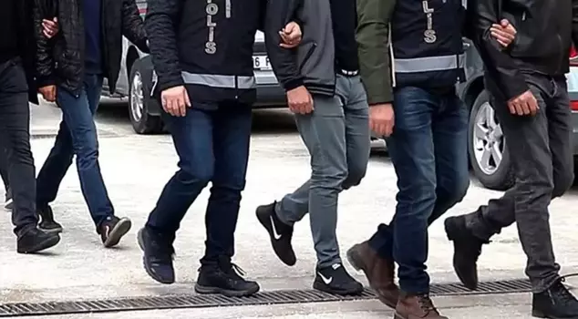 A weapons cache was found in a suspicious vehicle in Küçükçekmece: 4 people detained.