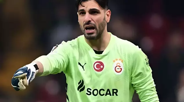 Galatasaray's goalkeeper Günay Güvenç protested against the red card: 