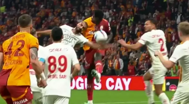 Is the decision correct for the penalty awarded to Galatasaray? The famous commentators didn't think for even a second.