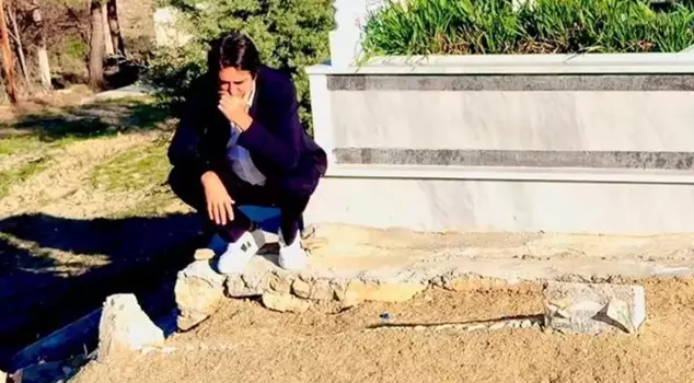 Mahsun Kırmızıgül cried uncontrollably at the grave of the person whose funeral he could not attend.