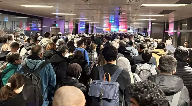 The passport system at Sabiha Gökçen Airport has crashed! Hundreds of passengers have been waiting for hours.