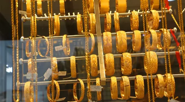 A decision that reassured gold investors came from jewelers.