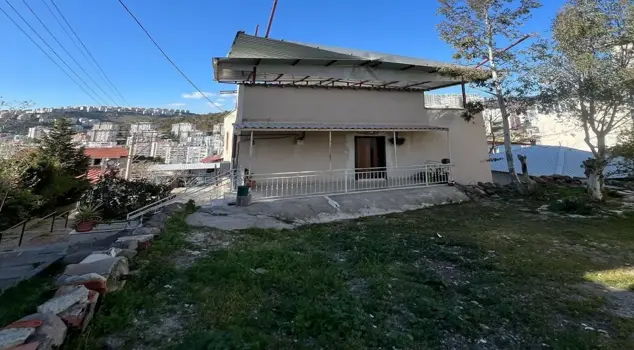 While repairing the roof, a father and son lost their lives due to the strong winds.