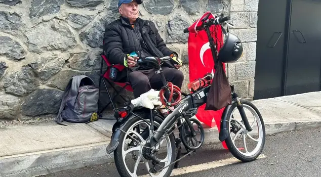 The retired citizen started to keep vigil in front of İmamoğlu's house: 