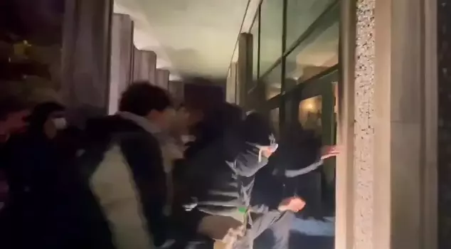 Protesters in Saraçhane broke the windows and doors of the İBB building and entered inside.