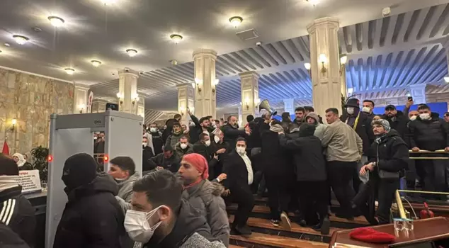Tensions escalated in Saraçhane! Protesters fleeing from the police entered the İBB building.