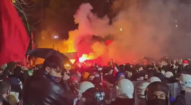 Protesters attacked the police in Saraçhane.