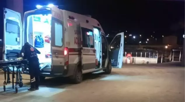 Только что обсуждавшемуся мужу вонзила нож в горло.