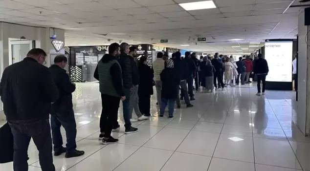 Gold prices have dropped, and citizens rushed to the jewelers.