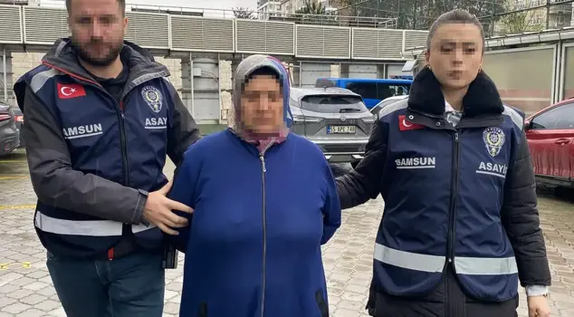 Kızını boynunu kırarak öldürdü, bileklerini kesip intihar süsü verdi. 

ترجم إلى العربية:

قتل ابنته بكسر عنقها، وقطع معصميها ليظهر الأمر وكأنه انتحار.