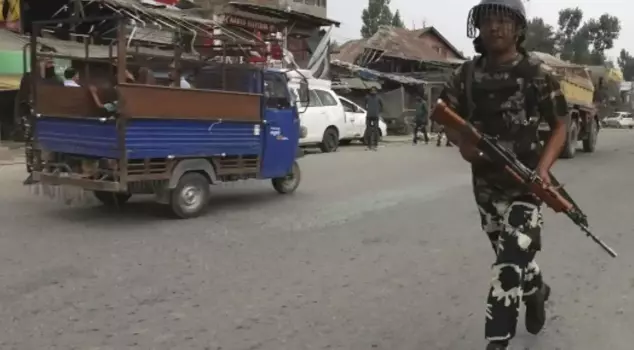 Armed attack on tourists in India: 26 dead.