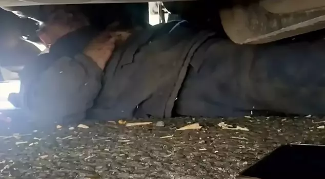 Those who saw someone under the truck reported it, but the reality turned out to be completely different.