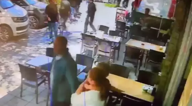 زلزال لحظة تم تسجيلها في كاميرا الأمان لأحد المحلات في إسطنبول.