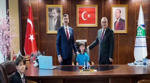 The mayor was caught in an earthquake while handing over the mayoral seat to a student.