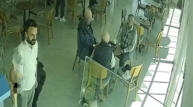 Deprem sırasında yerlerinden kıpırdamayan 3 ihtiyar kaçanları izledi. 

تَابَعَ ثلاثة شيوخ لم يتحركوا من أماكنهم الهاربين أثناء الزلزال.