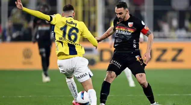 Kadıköy'de Fenerbahçe'yi yıkan futbolcu Galatasaray'a imzayı atıyor. 

ترجمة: اللاعب الذي هزم فنربخشة في كاديكوي يوقع مع غلطة سراي.