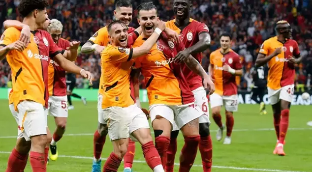 İngiliz devleri Galatasaray'ın yıldızı için sıraya girdi. 

Русский перевод: 

Английские гиганты встали в очередь за звездой Галатасарая.