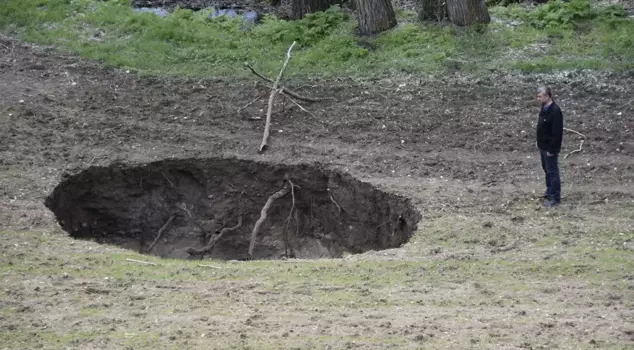 A sinkhole with a diameter of 7 meters has formed in a field in Sivas.