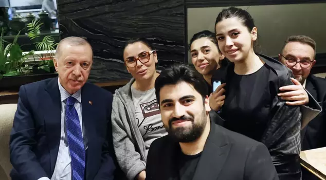 الرئيس أردوغان يقوم بزيارة مفاجئة لمقهى