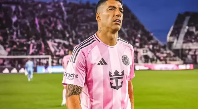 The world-famous former football player challenged Suarez to a cage fight.
