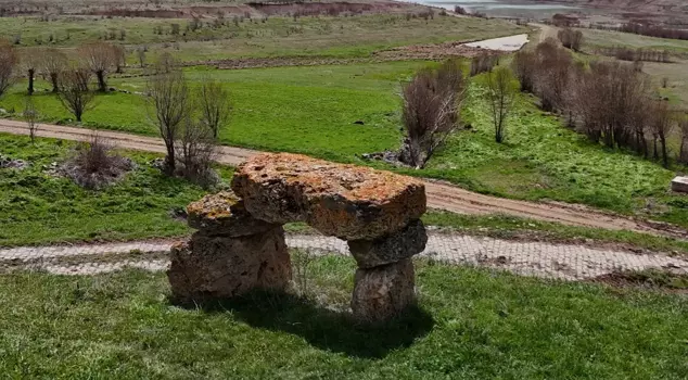 The two-century-old gravestone frightens and drives away those who see it for the first time.