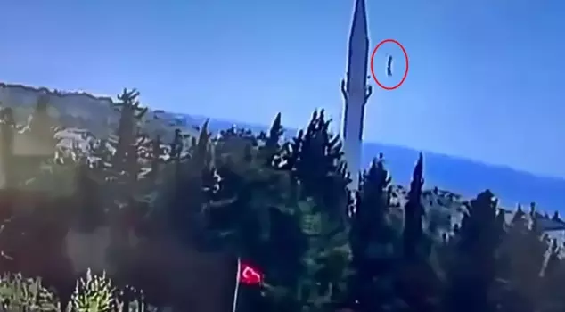In the Istanbul earthquake, the top of the mosque's minaret fell like this.