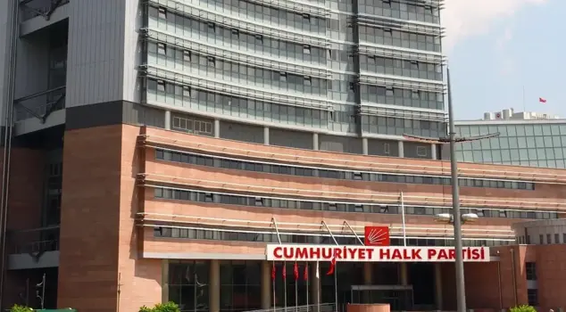 Konya'da miting için çalışan CHP'li yöneticilere silahlı saldırı

إطلاق نار على المسؤولين من حزب الشعب الجمهوري الذين يعملون في اجتماع في قونية