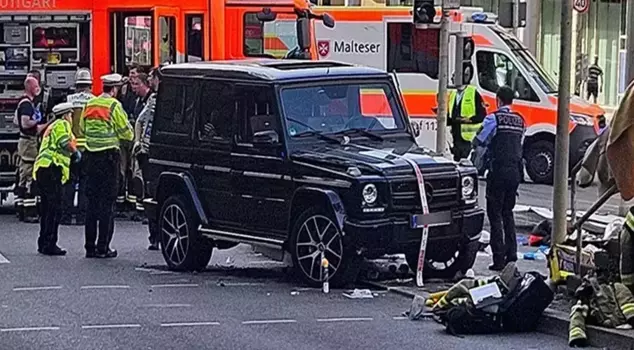 A vehicle plunged into a crowd in Germany: 8 injured, 3 of them seriously.