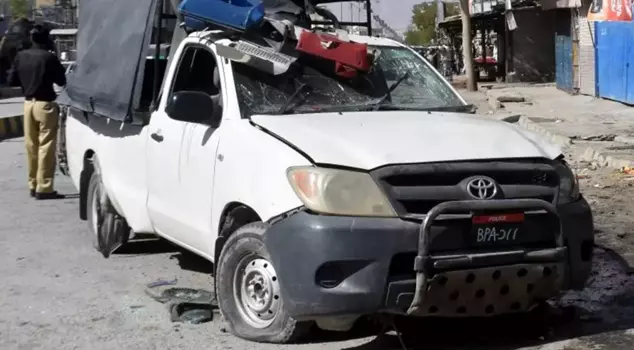 A truck carrying workers overturned: 7 dead, 9 injured.