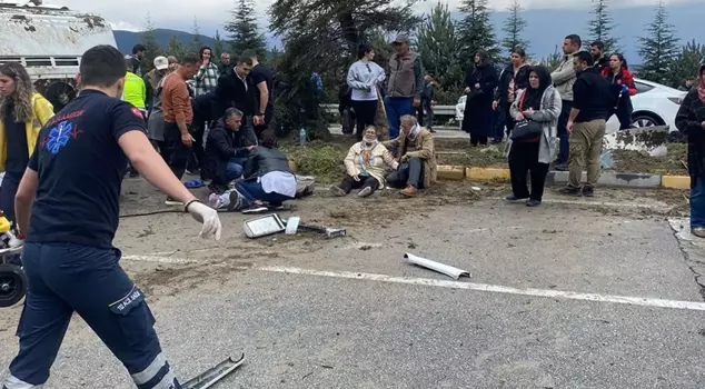 He crossed to the opposite lane and overturned! A life-and-death situation in Isparta: 15 people were injured.