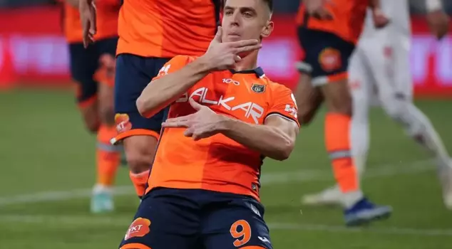 A transfer fee that goes down in club history! Krzysztof Piatek is on his way to Qatar.