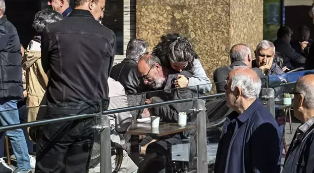 Upon receiving the sad news, the relatives of Sırrı Süreyya Önder were overwhelmed with tears in front of the hospital.