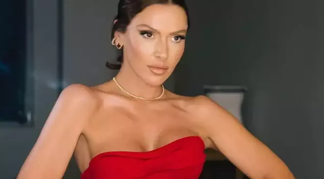 The bold summer opening from Hadise: She posed topless in front of the camera.