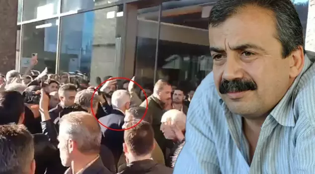 Mehmet Metiner was booed while visiting the hospital where Sırrı Süreyya Önder passed away.