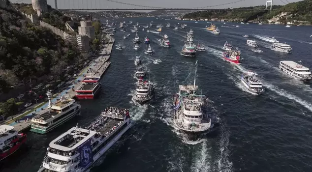 Incredible scenes in the Istanbul Bosphorus! Sarıyerspor celebrated their championship.