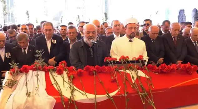 Önder's funeral prayer was led by İhsan Eliaçık at his request.