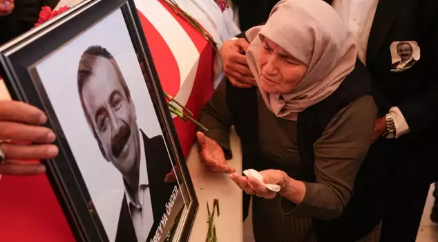 Sırrı Süreyya Önder's mother wrapped herself around the coffin and mourned.