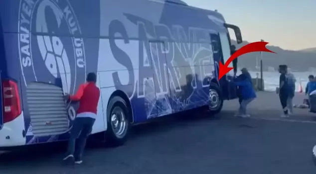 Şampiyon takımın otobüsü devrilmekten son anda kurtuldu. 

ترجمة: حافلة الفريق البطل نجت في اللحظة الأخيرة من الانقلاب.