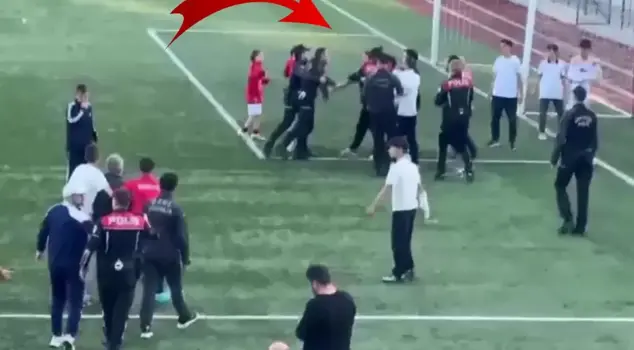 U-15 دوري كرة القدم في مباراة البطولة حدثت فوضى! الشرطة تدخلت إلى الملعب.